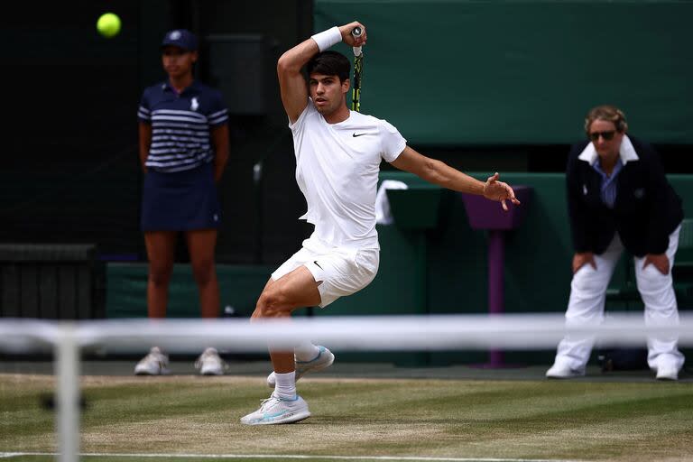 El drive de Carlos Alcaraz en el inicio de la final de Wimbledon