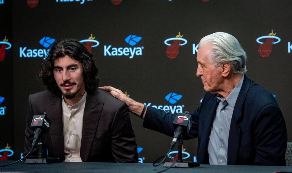 El jugador elegido por el Miami Heat en la primera ronda del draft, Jaime Jaquez Jr. (izquierda), y el presidente del Miami Heat, Pat Riley, hablan con reporteros durante una conferencia de prensa en el Kaseya Center.