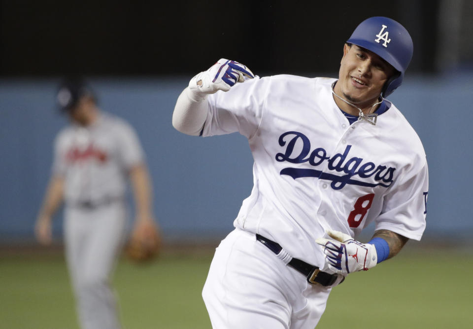 ARCHIVO - En esta foto del 5 de octubre de 2018, Manny Machado, entonces jugador de los Dodgers de Los Ángeles, tras conectar un jonrón de dos carreras ante los Bravos de Atlanta en el segundo juego de la serie divisional de los playoffs. Machado ha pactado un contrato de 300 millones de dólares por 10 años con los Padres de San Diego, un acuerdo que sería el más rico firmado por un agente libre en la historia, informa a The Associated Press una persona al tanto de las negociaciones. (AP Foto/Jae C. Hong, File)