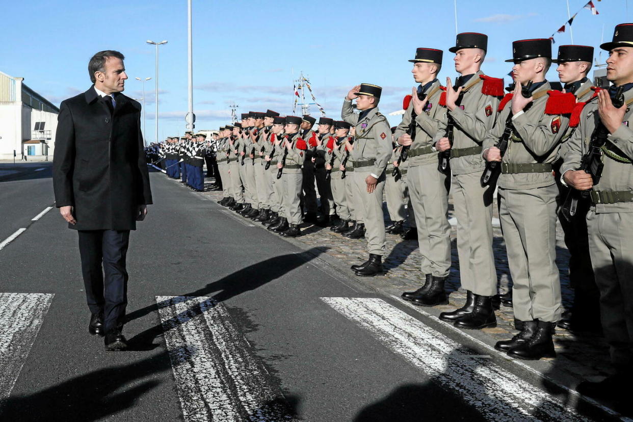 Non, les armées françaises ne vont pas recruter 200 000 hommes et femmes pour aller combattre en Ukraine. Ici, Emmanuel Macron durant la revue de troupes sur la base marine de Cherbourg, le 19 janvier dernier.   - Credit:Stephane Lemouton-POOL/SIPA / SIPA / Stephane Lemouton-POOL/SIPA