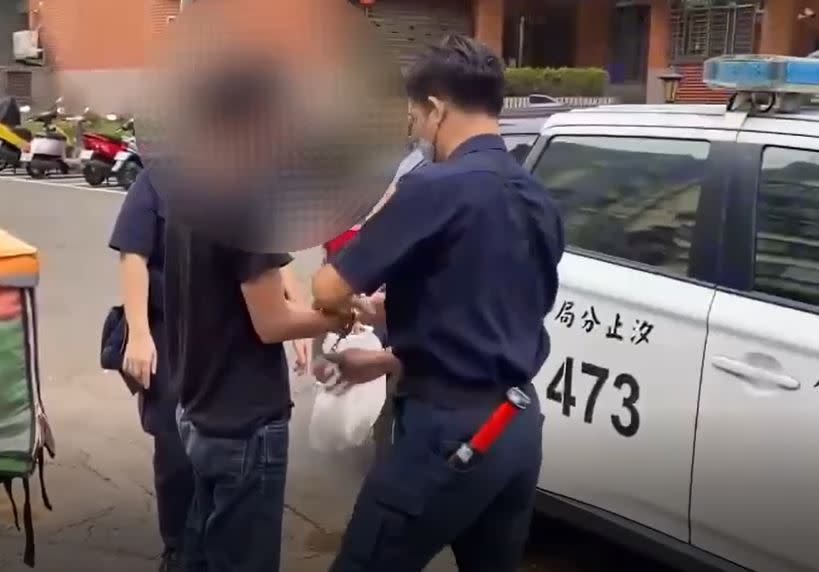 警方查證出男子為身揹四條通緝案之通緝犯。（汐止警分局提供）