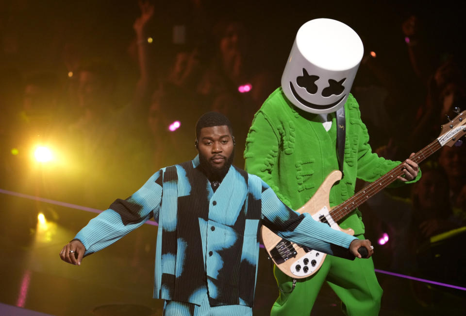 Khalid, izquierda, y Marshmello interpretan "Numb" en los Premios MTV a los Videos Musicales en el Prudential Center el domingo 28 de agosto de 2022 en Newark, Nueva Jersey. (Foto Charles Sykes/Invision/AP)