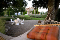 <p>Además, puedes cenar al aire libre y relajarte en la hamaca. (Airbnb) </p>