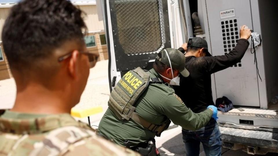 Agentes de la patrulla fronteriza de Estados Unidos detienen a un migrante en el estado estadounidense de Nuevo México.