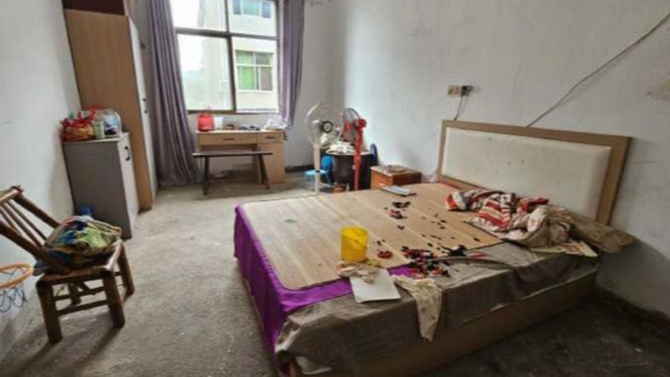 有人贈課桌椅和床墊至男童家中。（圖／翻攝自澎湃新聞　微博）