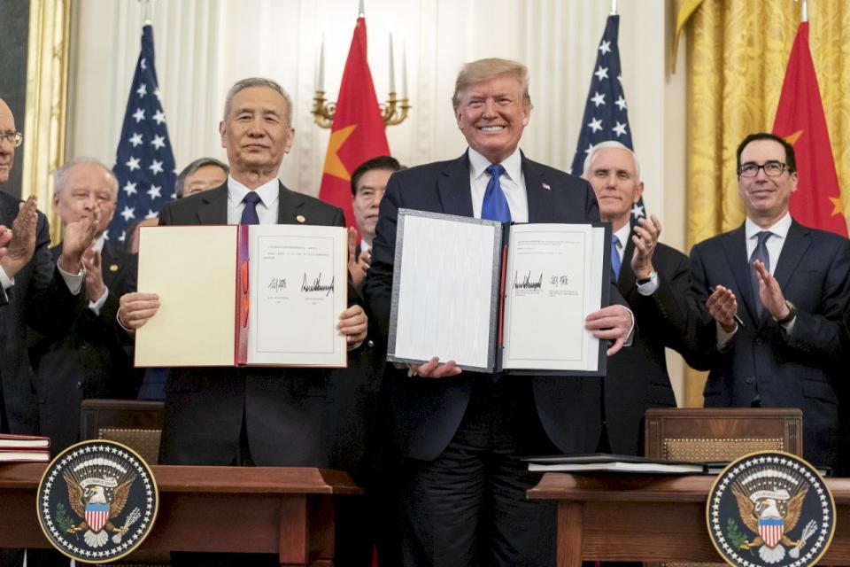 美國總統川普15日在白宮與中國國務院副總理劉鶴，共同簽署第一階段貿易協議。 (圖:白宮)