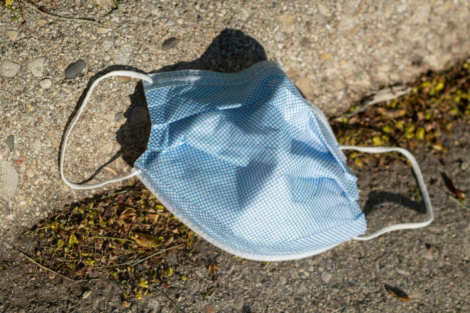 Las personas plenamente vacunadas contra el covid-19 podrán dejar de usar mascarillas en exteriores e interiores, salvo en algunas excepciones, indicó el CDC. (Getty Creative)