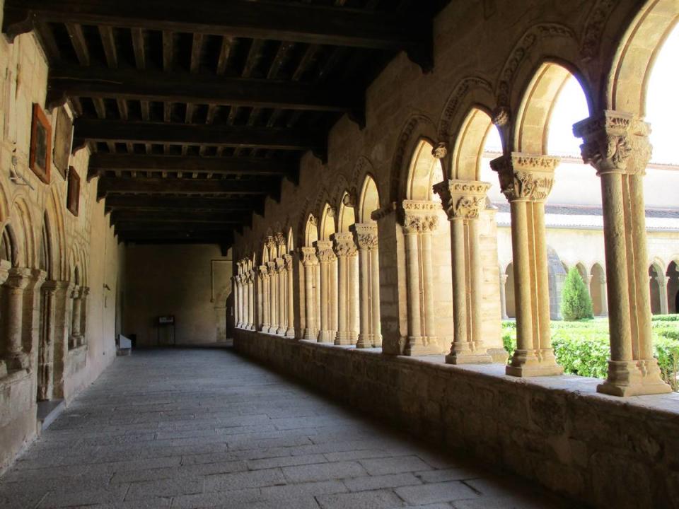 Una de las galerías del claustro.