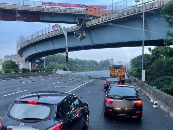 ▲彰化系統8日上午發生貨車自撞路邊護欄嚴重車禍。（圖／記者爆料網提供）