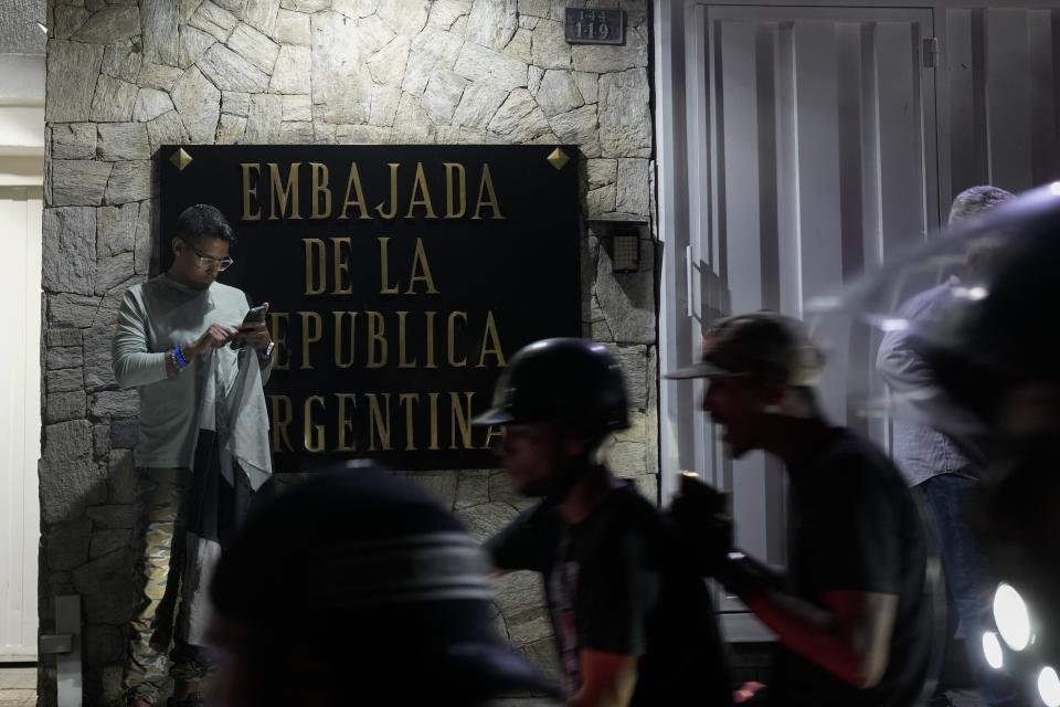 Simpatizantes de la oposición protestan por los resultados oficiales de las elecciones frente a la embajada de Argentina, el día después de las elecciones en Caracas, Venezuela, el lunes 29 de julio de 2024. (AP Foto/Matías Delacroix)