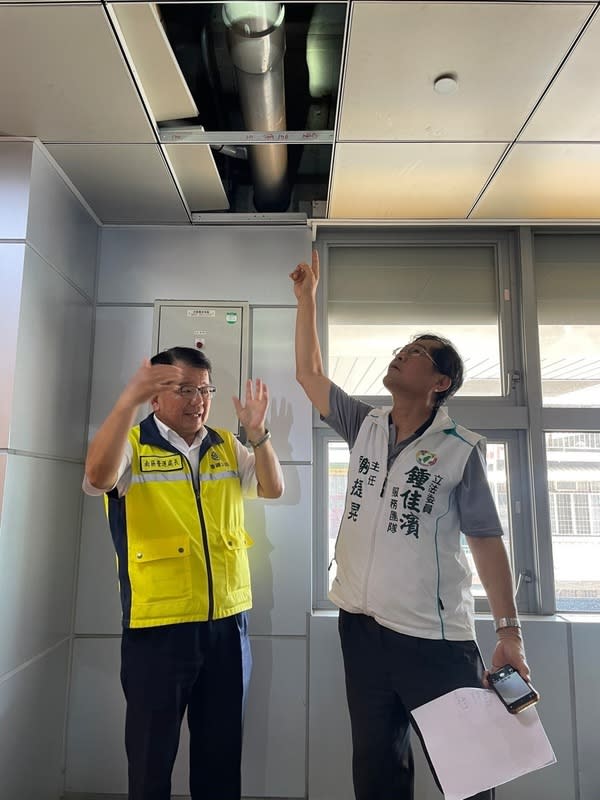 屏東火車站大雨漏水  鍾佳濱服務處與台鐵會勘 台鐵屏東火車站每逢大雨時月台候車潑雨及屋內漏水 問題為人詬病，民進黨籍立委鍾佳濱持續關切，21日 由服務處主任謝捷晃（右）與台鐵人員共同會勘。 （鍾佳濱辦公室提供） 中央社記者李卉婷傳真  113年6月21日 