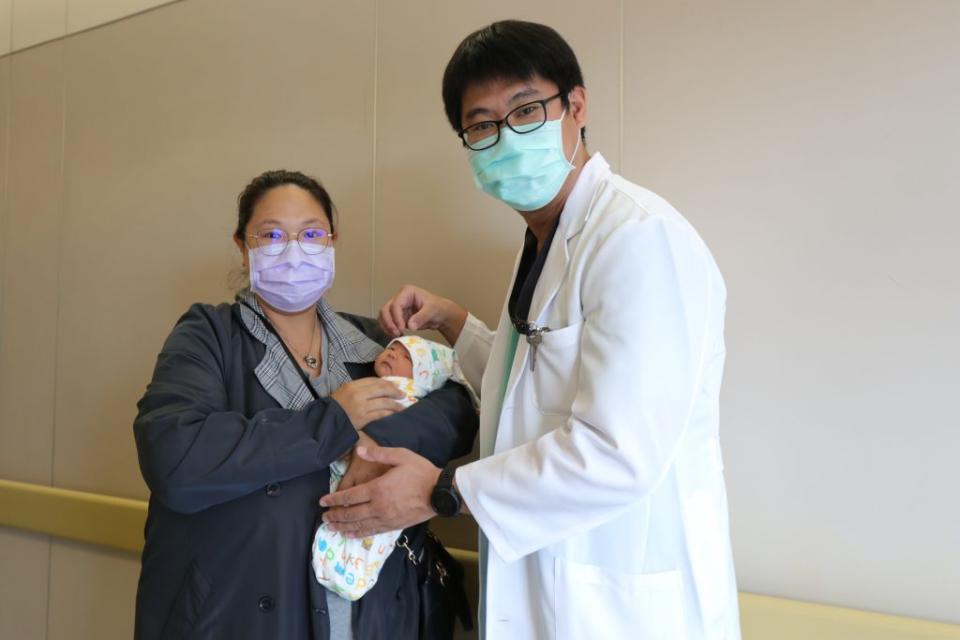 確診孕婦順利產下健康男嬰，隔離期滿後，出院感謝醫護團隊助順產。（記者黃俊昇翻攝）