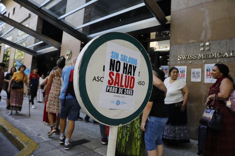 Los carteles por el paro nacional de empleados de salud frente a la Clínica Suizo Argentina