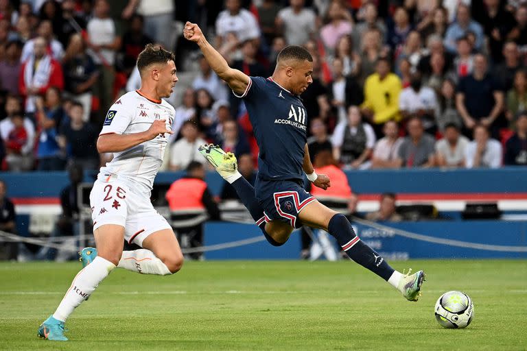 Kylian Mbappé convierte el 1-0 frente al Metz