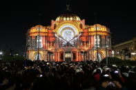 <p>MEX01. CIUDAD DE MÉXICO (MÉXICO), 16/11/2017.- Cientos de personas observan una proyección monumental en Palacio de Bellas Artes durante el Festival Internacional de Las Luces (FILUX) que inicia hoy, jueves 16 de noviembre de 2017, donde a través de un recorrido de 4 noches miles de personas podrán observar creaciones realizadas con luz, proyecciones monumentales, esculturas de luz, iluminación arquitectónica, entre otras obras, en Ciudad de México (México). EFE/José Méndez </p>