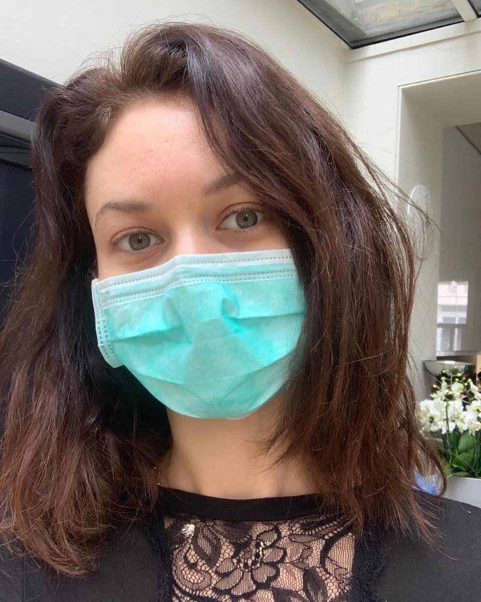 La chica Bond dio la noticia en Instagram el 15 de marzo. "He estado enferma una semana. Fiebre y fatiga fueron mis principales síntomas", explicó. Ya el 18 de marzo compartió otra foto luciendo mascarilla y aseguró que se sentía mejor. (Foto: Instagram / <a href="https://www.instagram.com/p/B94THD4Je_a/" rel="nofollow noopener" target="_blank" data-ylk="slk:@olgakurylenkoofficial;elm:context_link;itc:0;sec:content-canvas" class="link ">@olgakurylenkoofficial</a>)