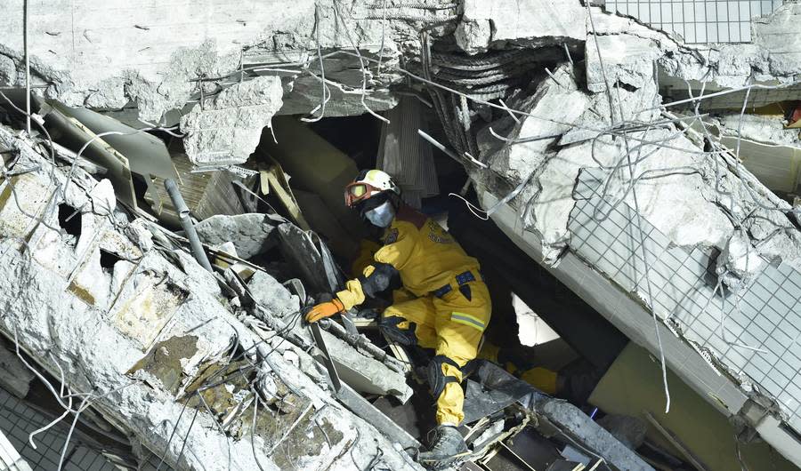 17 Photos Of Rescue Workers Saving Lives Following Massive Earthquake in Taiwan