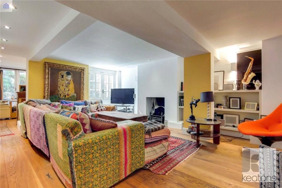 The living room, featuring a print of Klimt’s The Kiss (Rightmove)