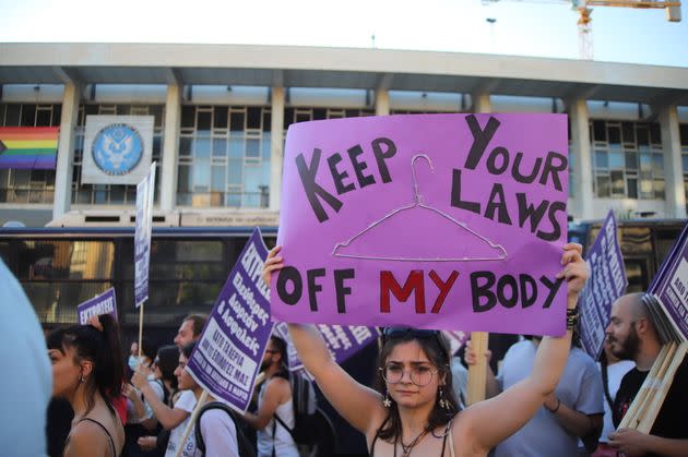 Una mujer protesta contra la derogación del aborto con una pancarta que reza 