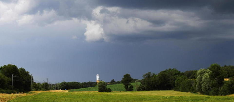 Le temps était à l'orage en Bresse, au nord de Bourg-en-Bresse, ce lundi 21 juin.
