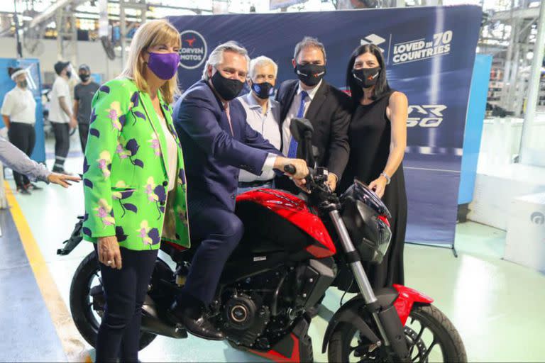 El presidente de la Nación, Alberto Fernández, y la vicegobernadora de Santa Fe, Alejandra Rodenas, en la fábrica de motos Corven