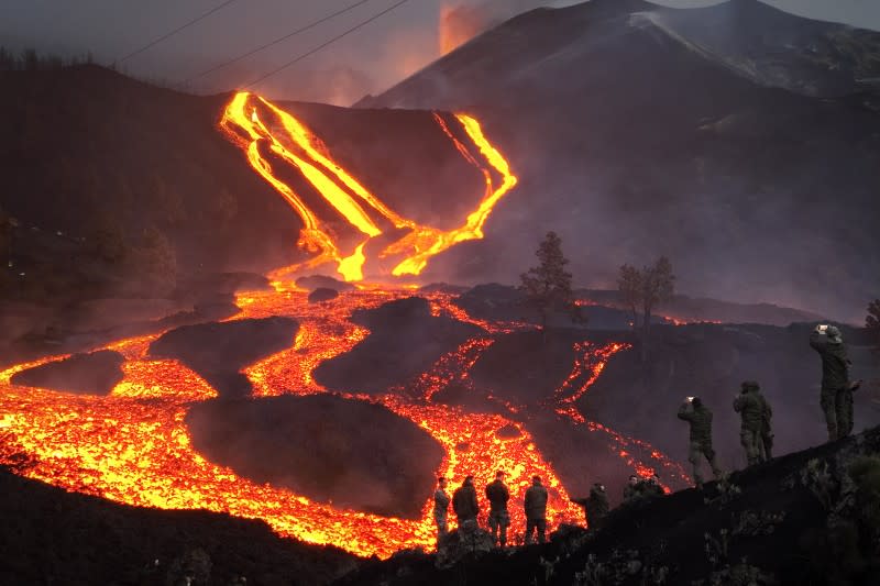 11月29日，西班牙拉帕爾馬島的火山持續噴發（美聯社）