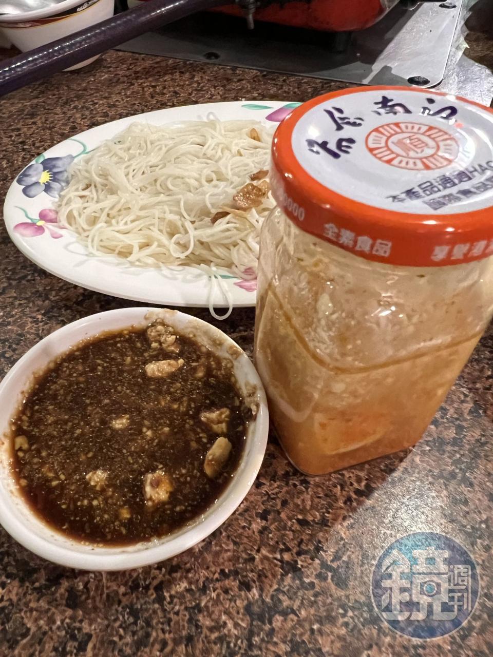 蘸醬的豆腐乳需另外點，直接豪邁給一整罐。（麵線30元／份、豆乳20元／罐）