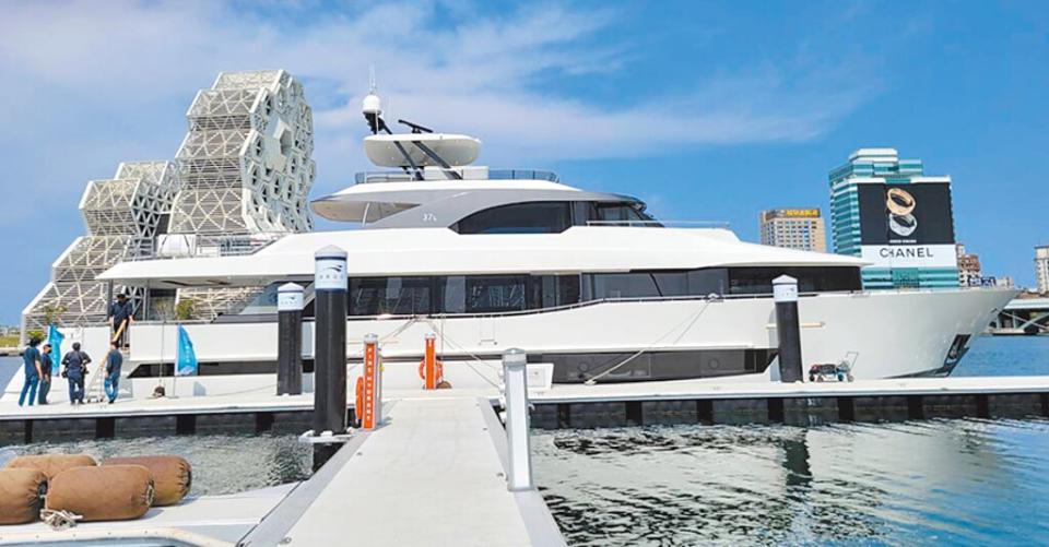 東哥遊艇2023年3月在高雄亞灣展示的120呎豪華遊艇。圖／顏瑞田
