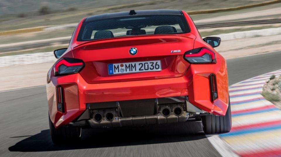 自排版M2擁有4.1秒加速破百、13.5秒加入破兩百的性能實力。(圖片來源/ BMW)