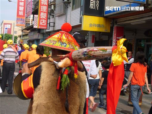 楊登嵙說明，「報馬仔」所穿服飾其實深具含意，寓意著媽祖「知足、長善、感恩、惜福」的四大精神。（圖／楊登嵙提供）