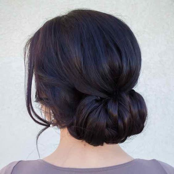 <p>Go for some vintage glamour with a rolled updo. [<i>Photo: Pinterest]</i></p>