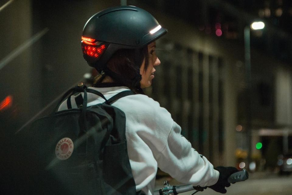 Unit 1 Faro: un casco inteligente ciclistas con detección de caídas y ventilación interna