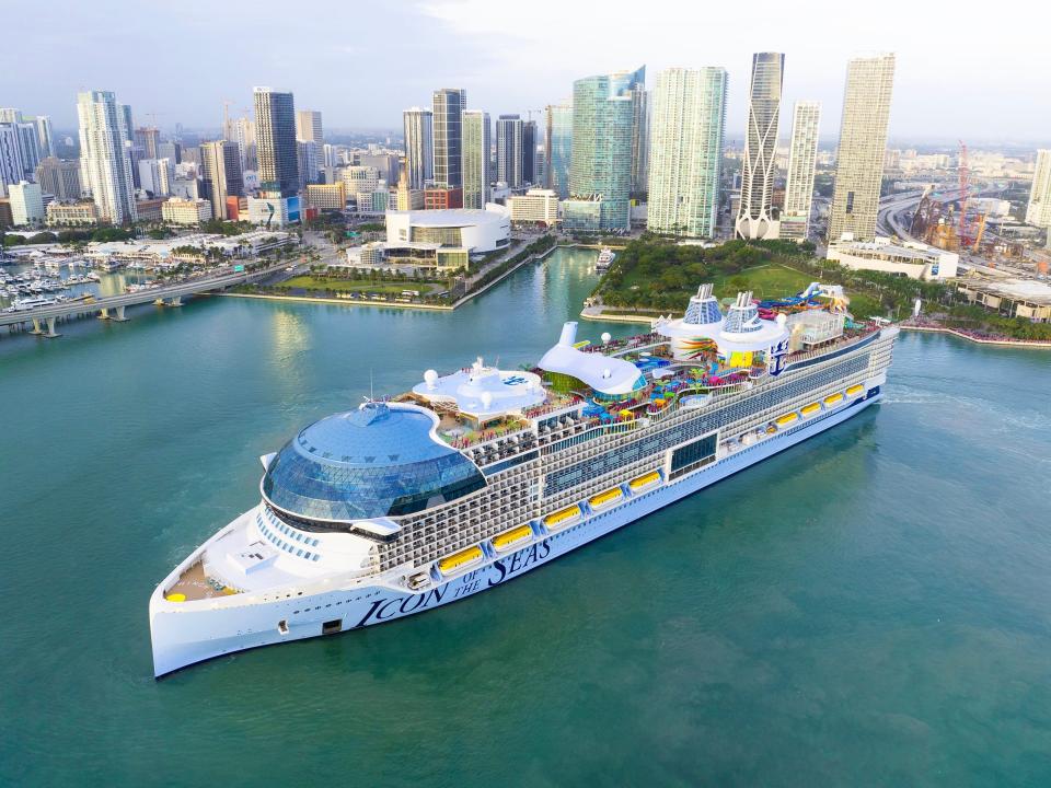 Die Icon of the Seas von Royal Caribbean, das neue größte Kreuzfahrtschiff der Welt, ist vor seiner ersten Fahrt am 27. Januar in Miami eingetroffen. - Copyright: Royal Caribbean International