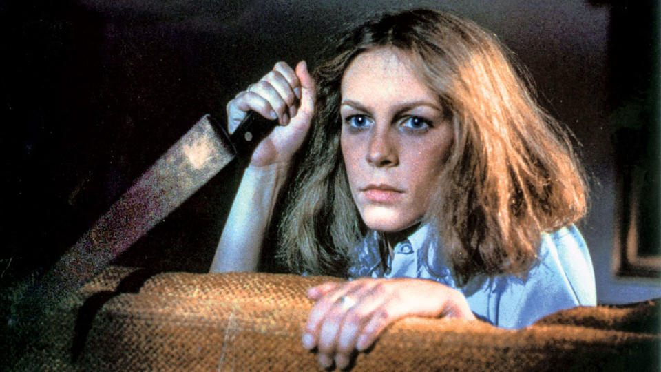Jamie Lee Curtis holding knife as Laurie Strode in 1978 Halloween