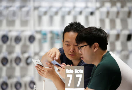 Visitors try out Samsung Electronics' Galaxy Note 7 at the company's headquarters in Seoul, South Korea, October 5, 2016. Picture taken on October 5, 2016. REUTERS/Kim Hong-Ji