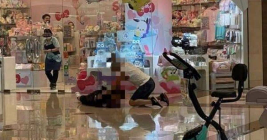 香港一處商場發生恐怖砍人案。（圖／翻攝自@BruceWayne852推特）