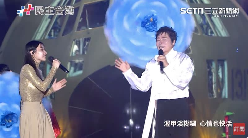 洪榮宏合體台語歌后鄭宜農演唱經典歌曲〈一支小雨傘〉。