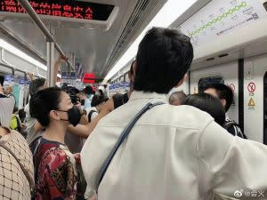 ▲周迅搭地鐵的模樣被網友拍下。（圖／會火微博）
