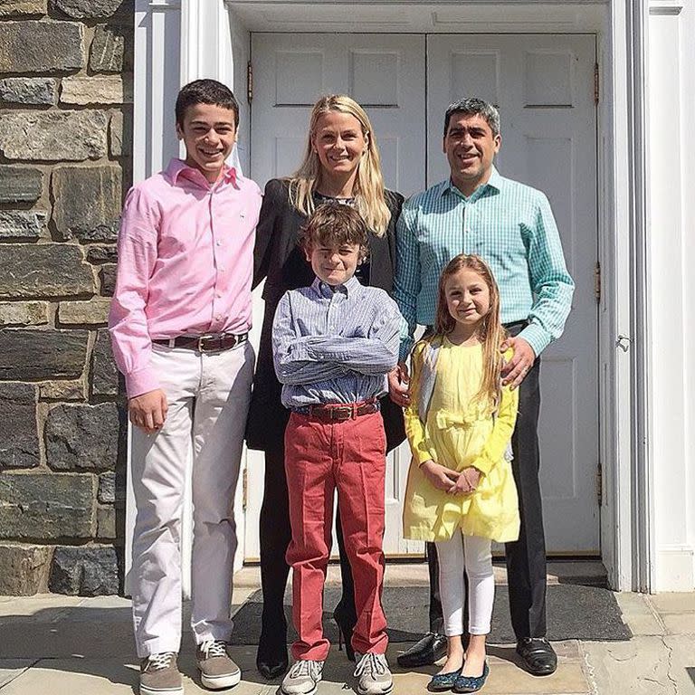 Giovanni Reyna (camisa rosa), junto a sus padres Claudio Reyna y Danielle Egan, ex futbolistas del seleccionado estadounidense