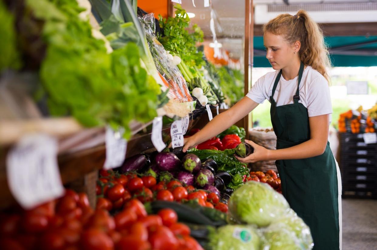 <a href="https://www.shutterstock.com/es/image-photo/young-girl-seller-uniform-working-supermarket-2093348095" rel="nofollow noopener" target="_blank" data-ylk="slk:BearFotos/Shutterstock;elm:context_link;itc:0;sec:content-canvas" class="link ">BearFotos/Shutterstock</a>