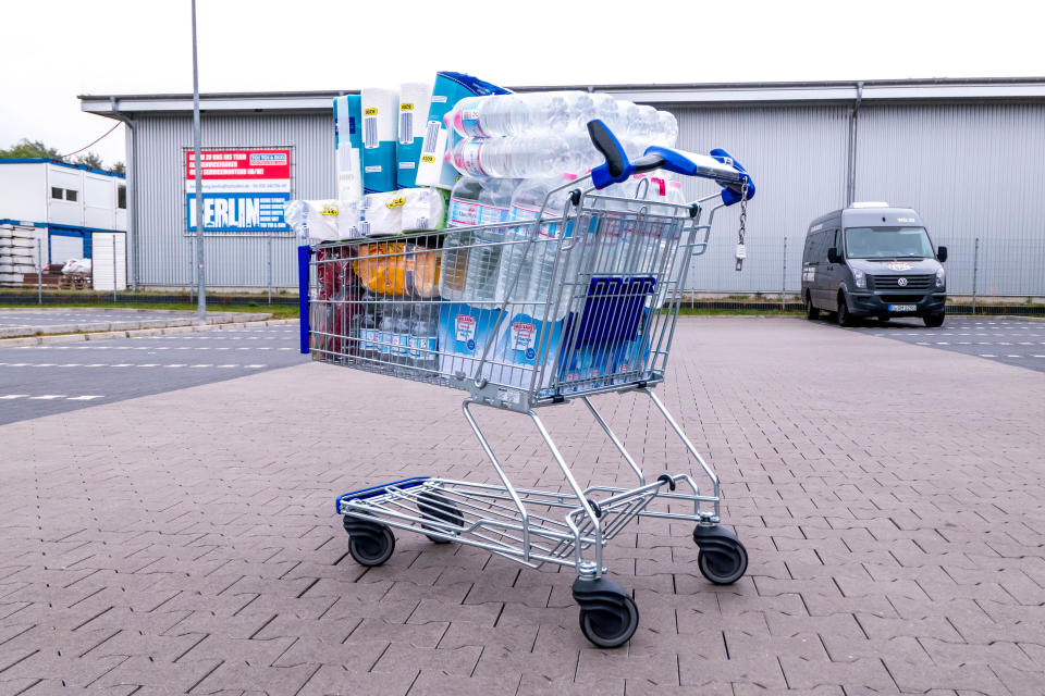 Laut Verpackungsverordnung müssen Einzelhändler eigene Verpackungen zurückzunehmen und einer Verwertung zuzuführen (Symbolbild: Getty Images)