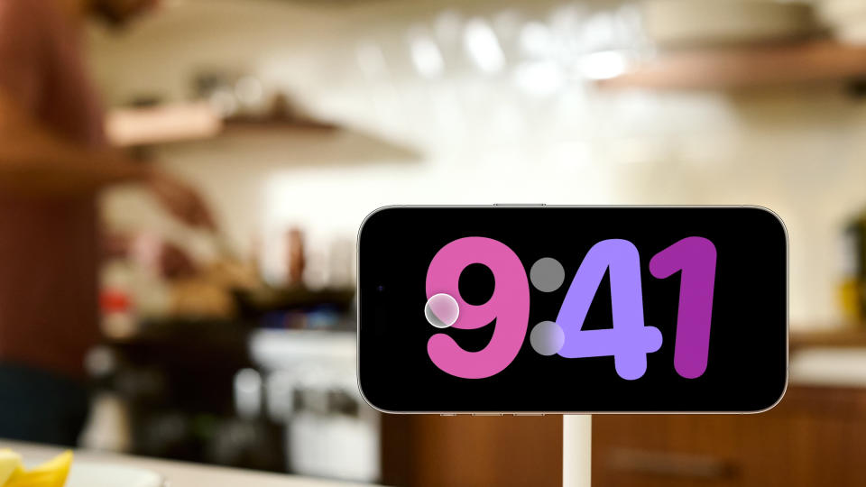 iOS 17 StandBy Mode screen showing a bubbly clock