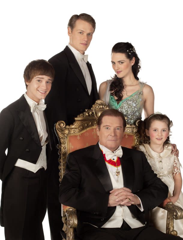 <p>Travis Turner, Sam Heughan, Roger Moore, Katie McGrath, Leilah de Meza</p>