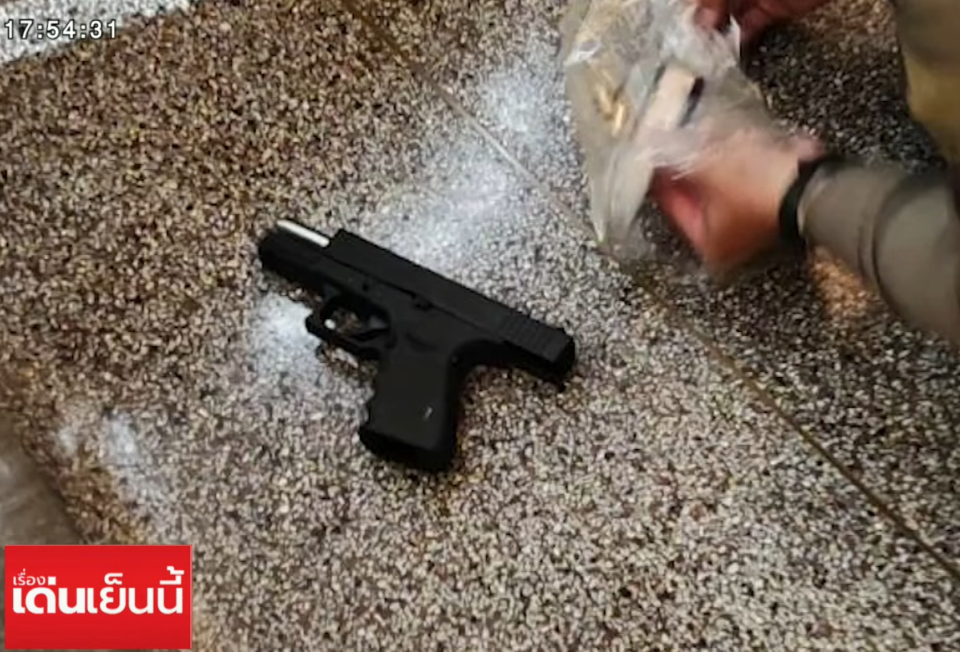曼谷槍手行兇的手槍。翻攝泰國Channel 3電視台Youtube