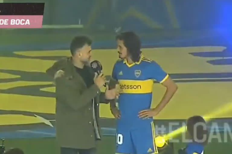 Edinson Cavani, por primera vez con la camiseta de Boca puesta, en la presentación que hizo el club en la Bombonera