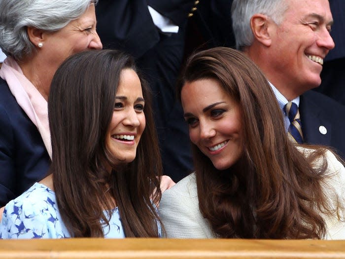 Pippa und Kate Middleton im Jahr 2012 in Wimbledon.  - Copyright: Getty/Clive Brunskill