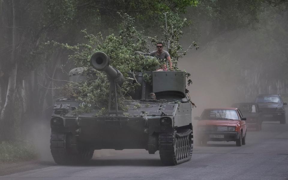 Ukrainian servicemen using a 155-mm M777 howitzer. A number of the machines have reportedly been destroyed in a Russian strike - Reuters/Gleb Garanich