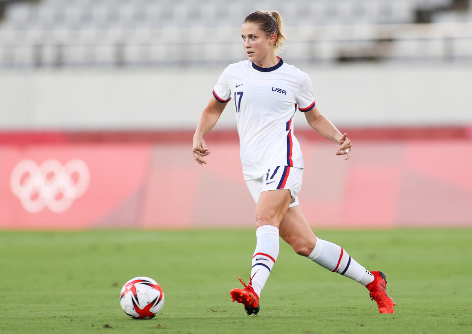 Abby Dahlkemper dribbles soccer ball