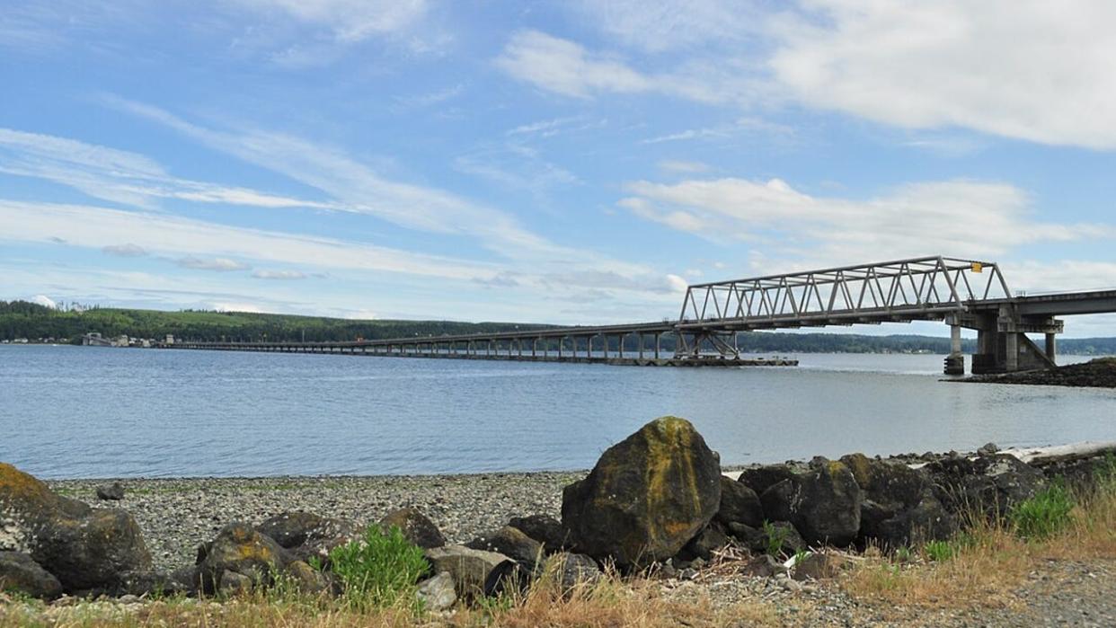 <div>Hood Canal Bridge, Washington (state), U.S., seen from the north (Termination Point).</div> <strong>((Joe Mabel // CC BY-SA 4.0))</strong>