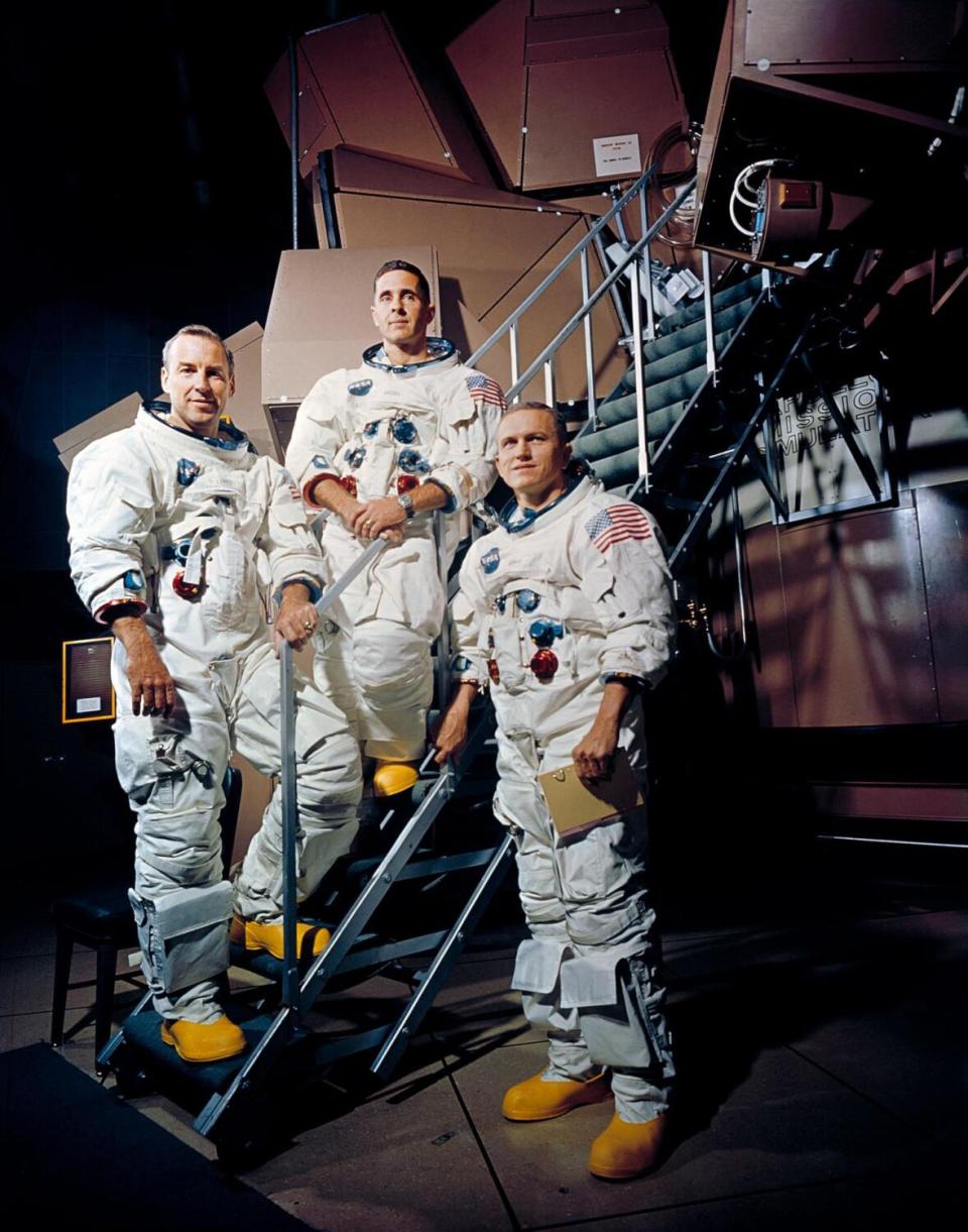 Τρεις αστροναύτες με τις διαστημικές στολές τους